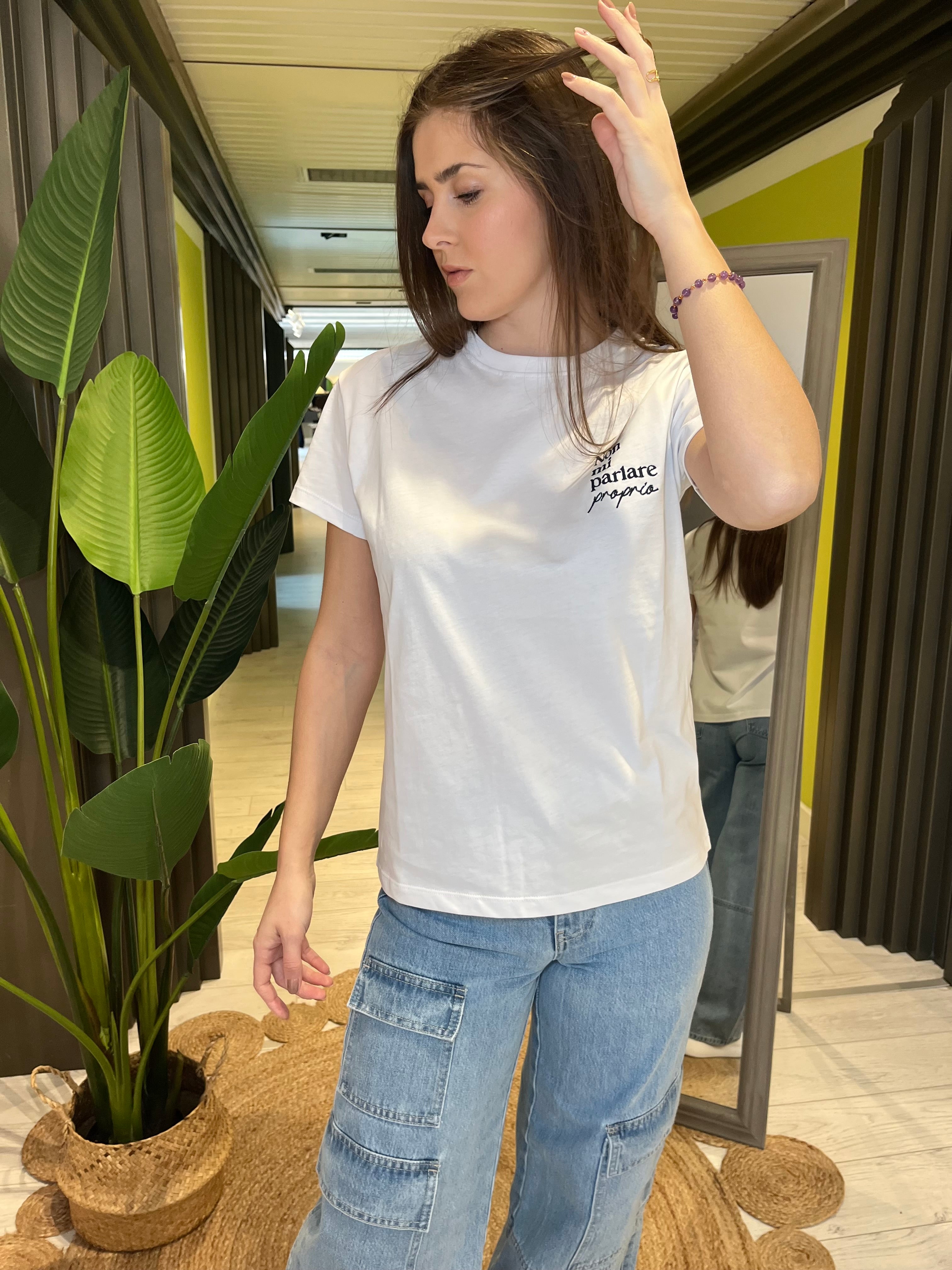 T-shirt basic bianca ricamo "non mi parlare proprio"