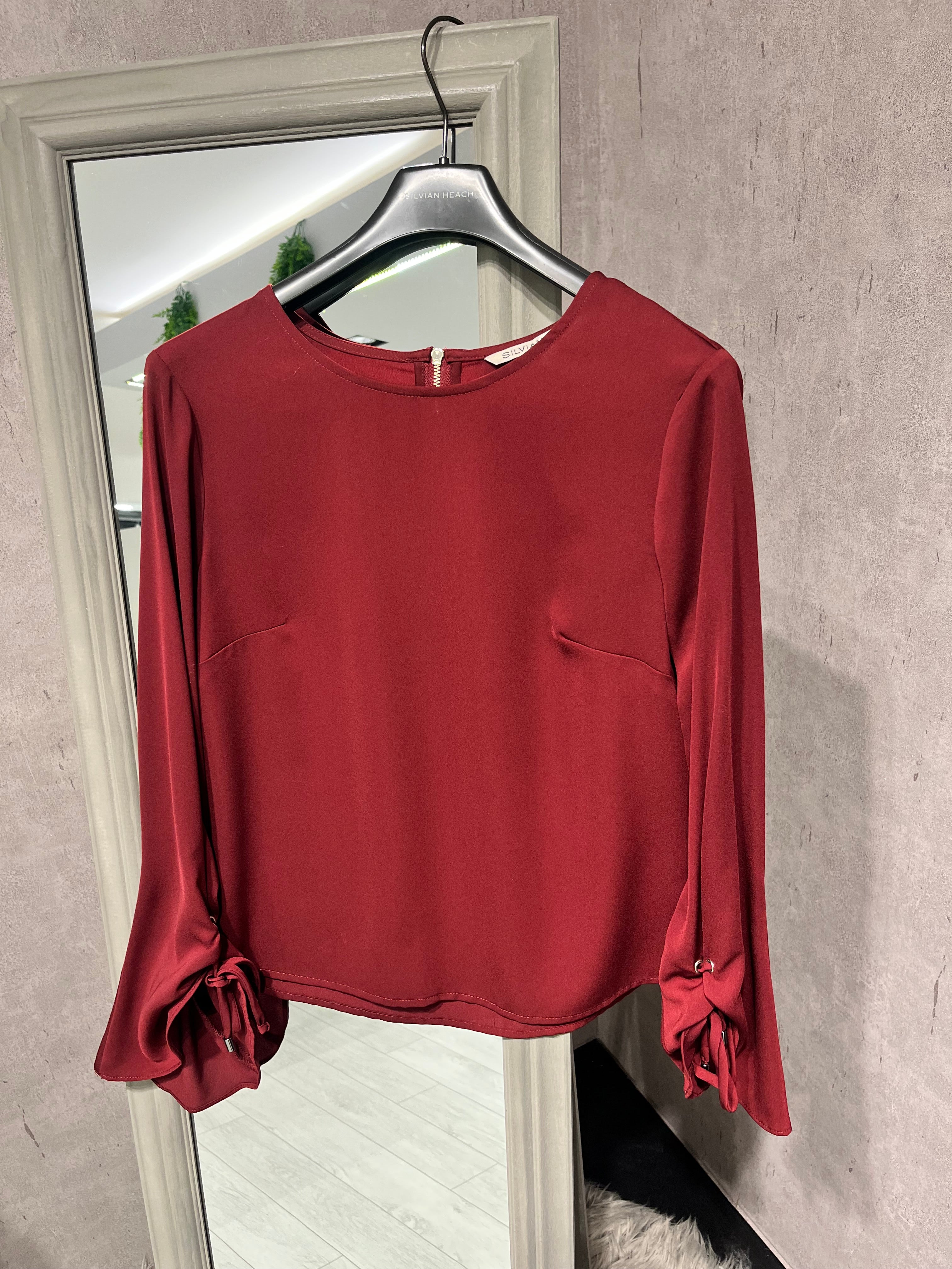 Blusa girocollo con maniche stringate