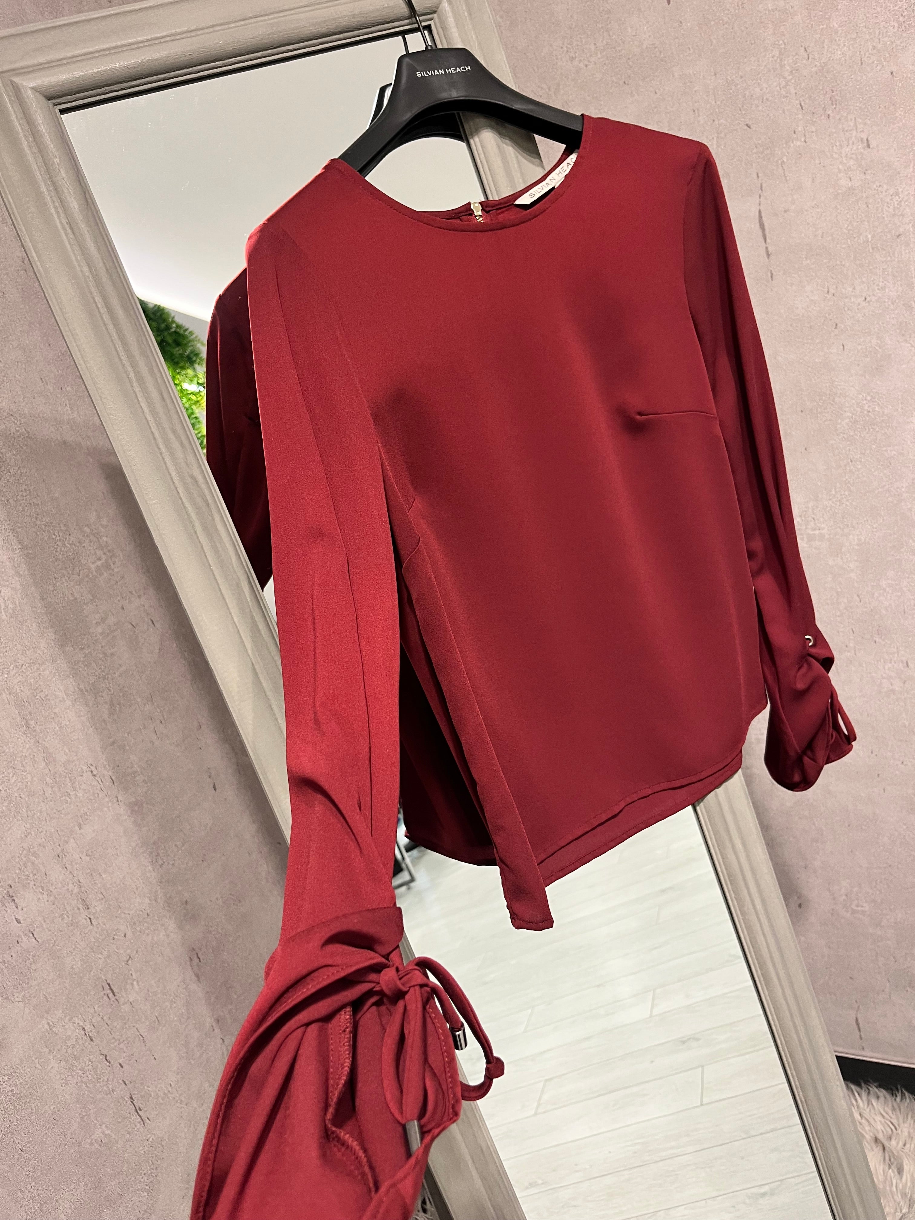 Blusa girocollo con maniche stringate