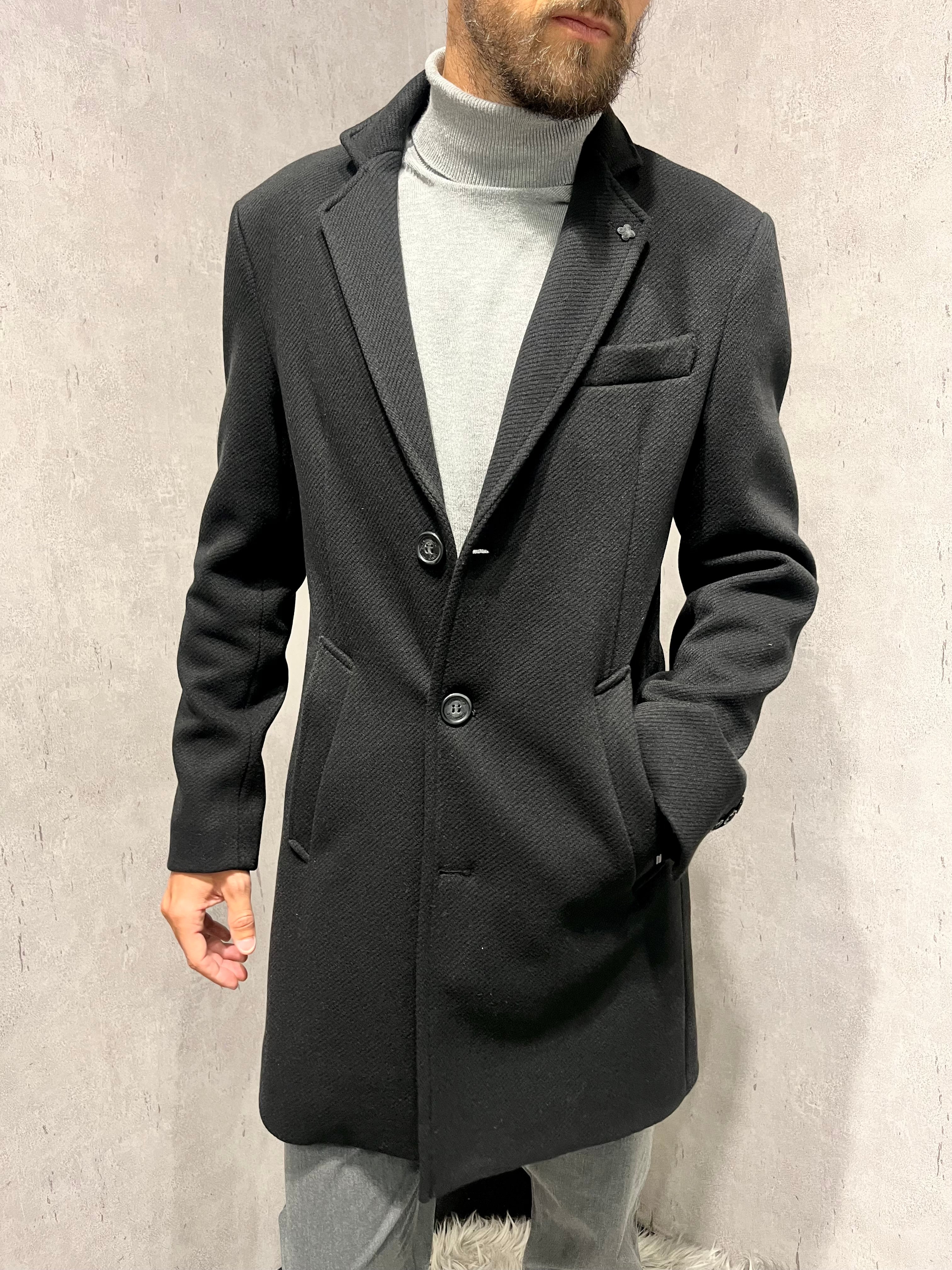 Cappotto nero monopetto