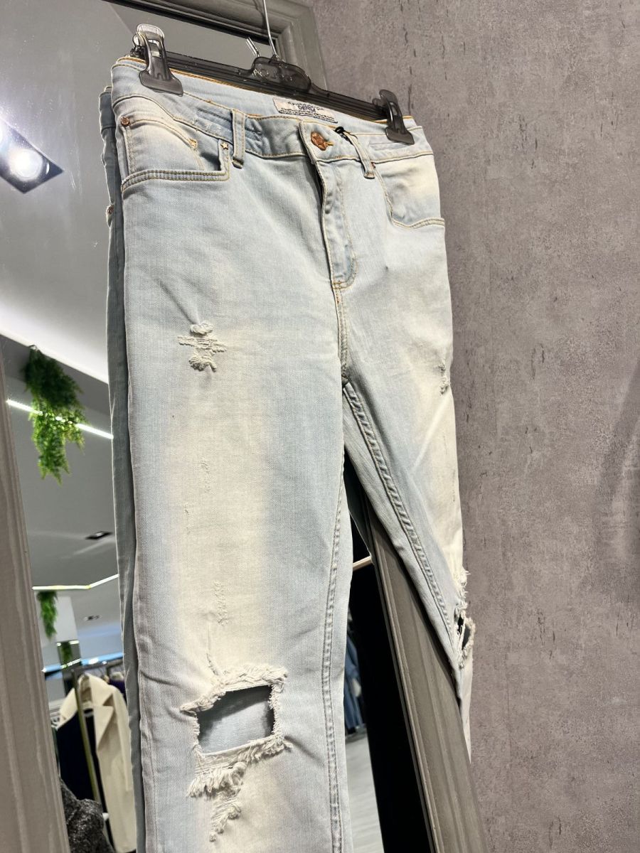 Jeans skinny con rotture