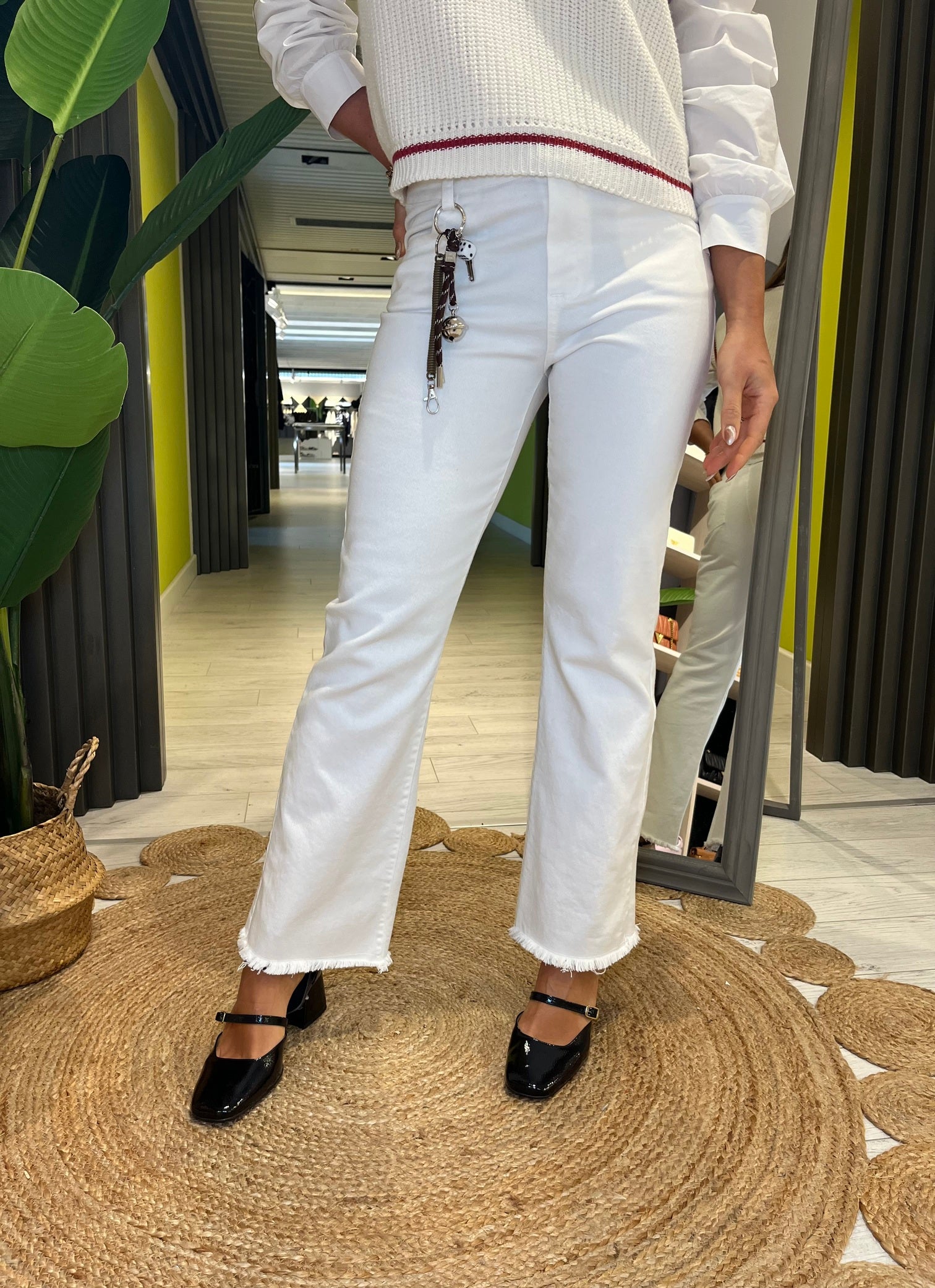 Jeans bianco con charm removibile